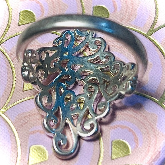 Elegant Silver Swirl Ring - Picture 3 of 7